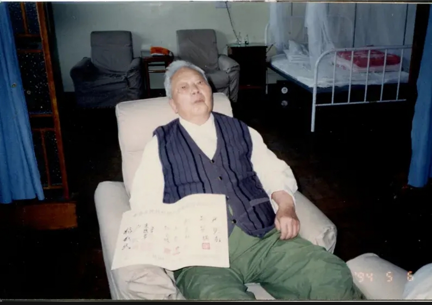 这是1999年,弥留之际的龙飞虎将军,一张罕见的老照片,镜头中的他躺在