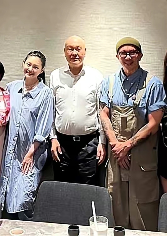 大s偶遇友人庆生,身材状况曝光,网友猜测是不是真的怀孕了?