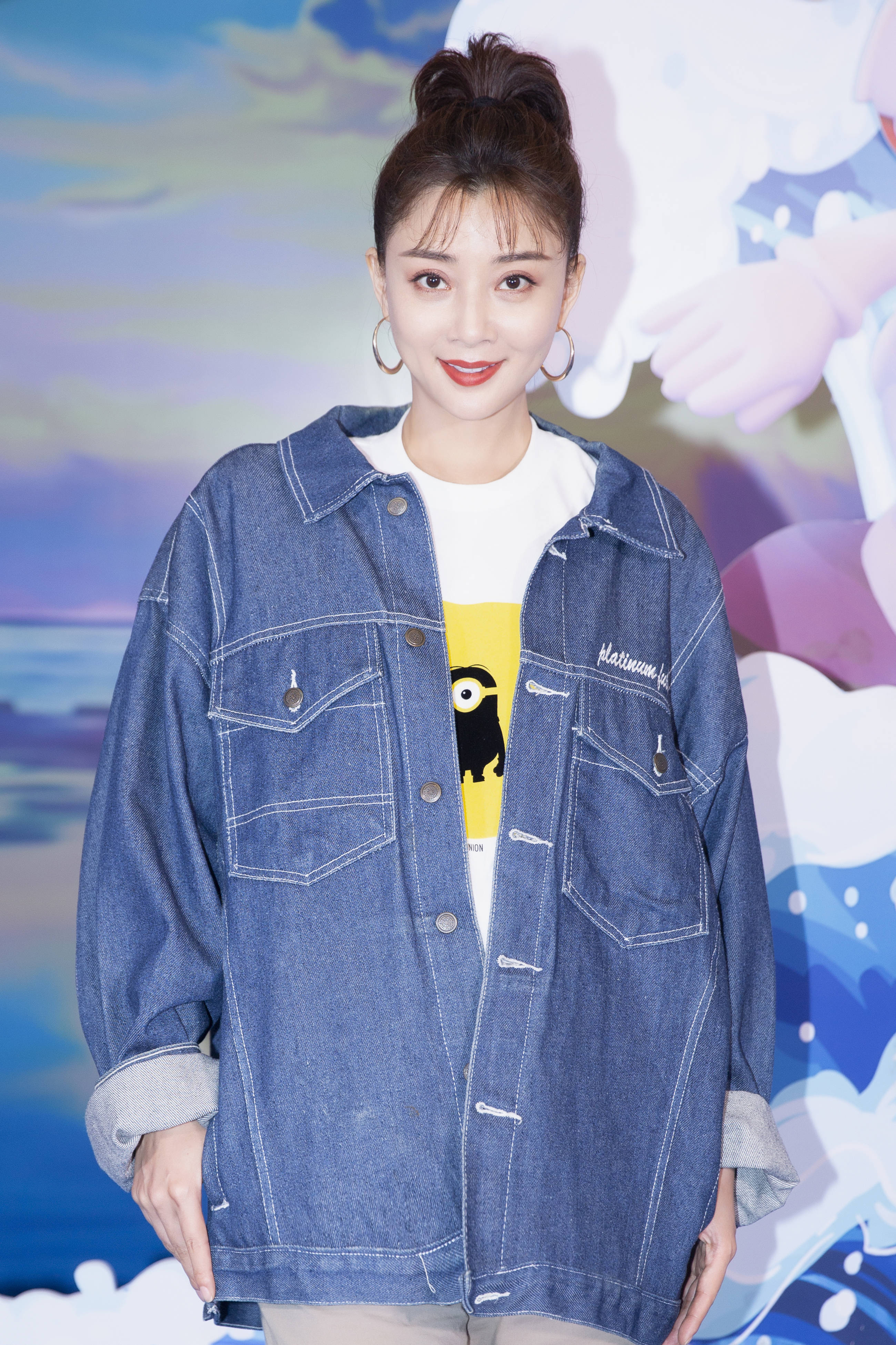 殷桃坐洗衣机上拍大片!真空穿牛仔装打造下衣失踪,纯欲风太撩人