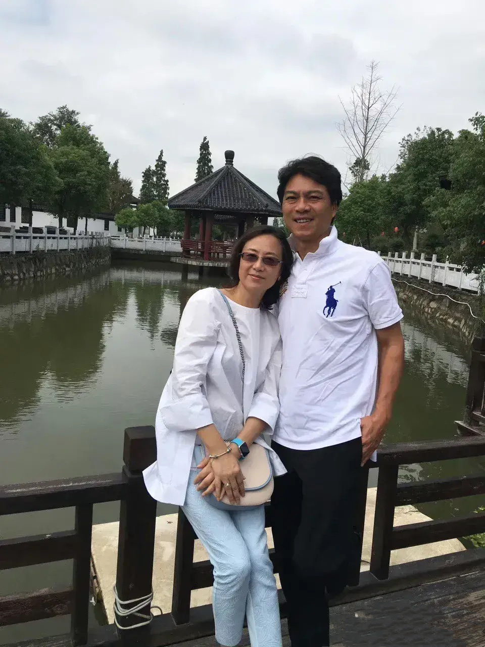 著名演员吴玉芳和老公江嘉良郑州游玩照,二人打扮得简约大气,时尚又