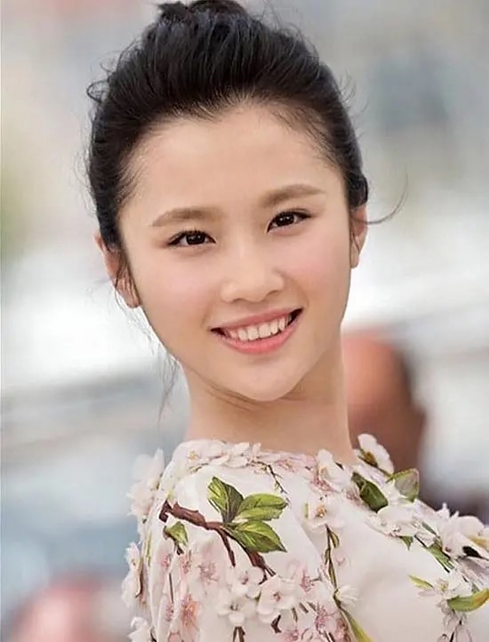 张慧雯挺符合老一辈人审美,小圆脸尖下巴软糯可爱