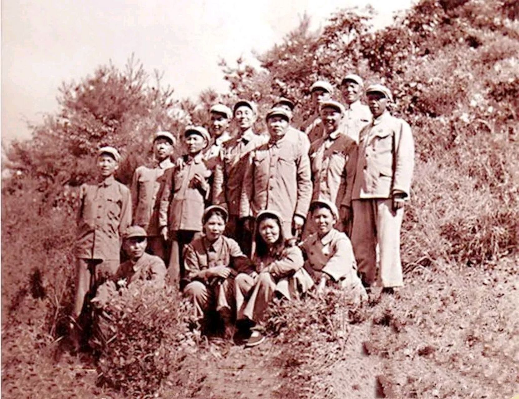 1952年,志愿军第19兵团司令员杨得志将军(二排右三)与政委李志民将军
