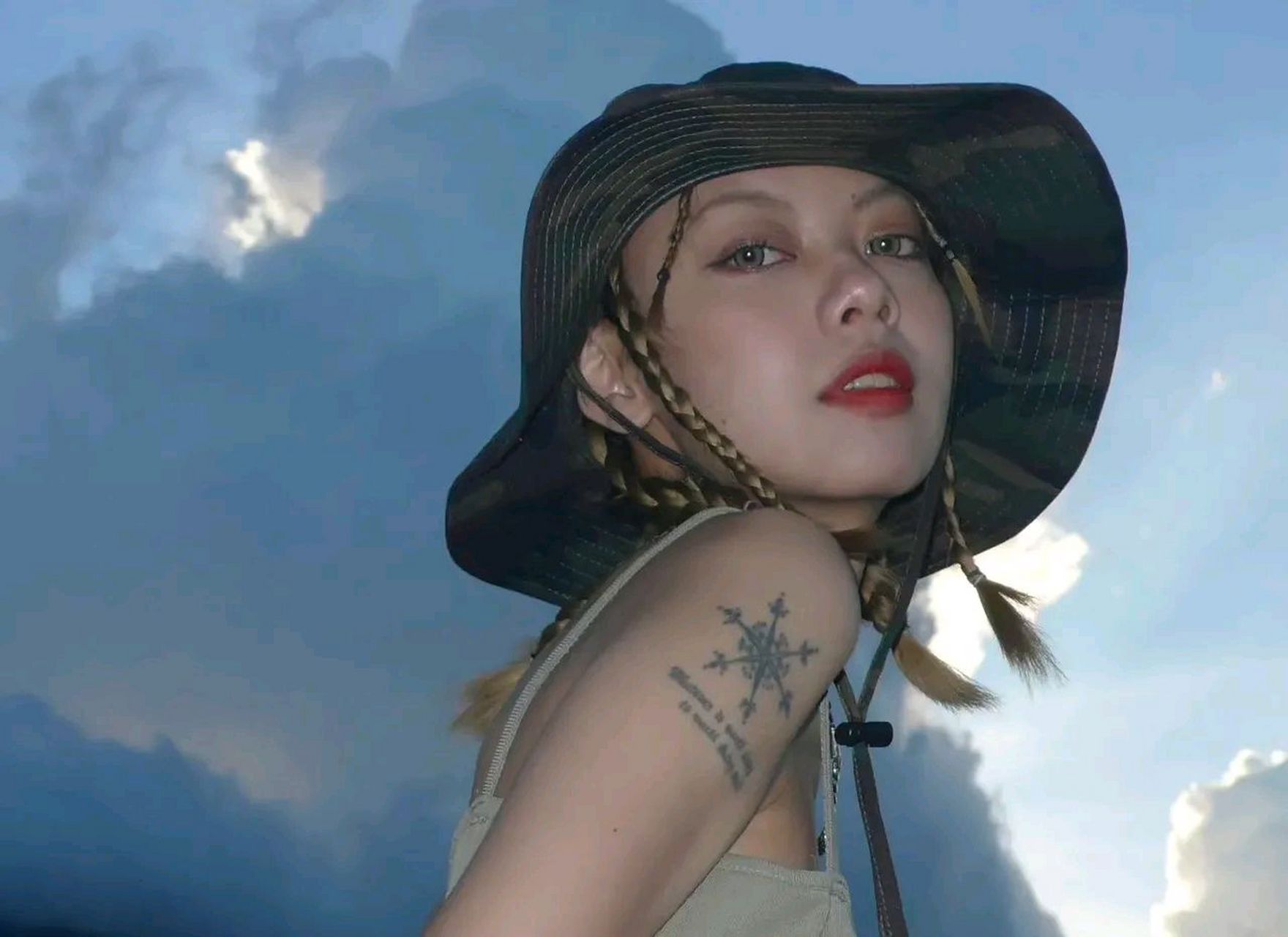 她叫薛黛霏,原名薛明媛,四川资阳安岳姑娘,毕业于成都工贸职业技术