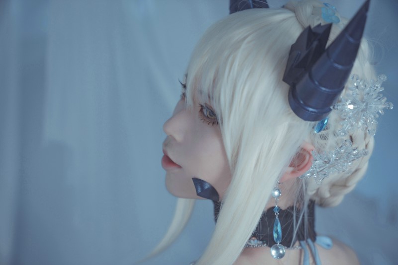 人气动漫Coser@爱老师_PhD 黑枪呆 皇室糖霜 [24P/28M]