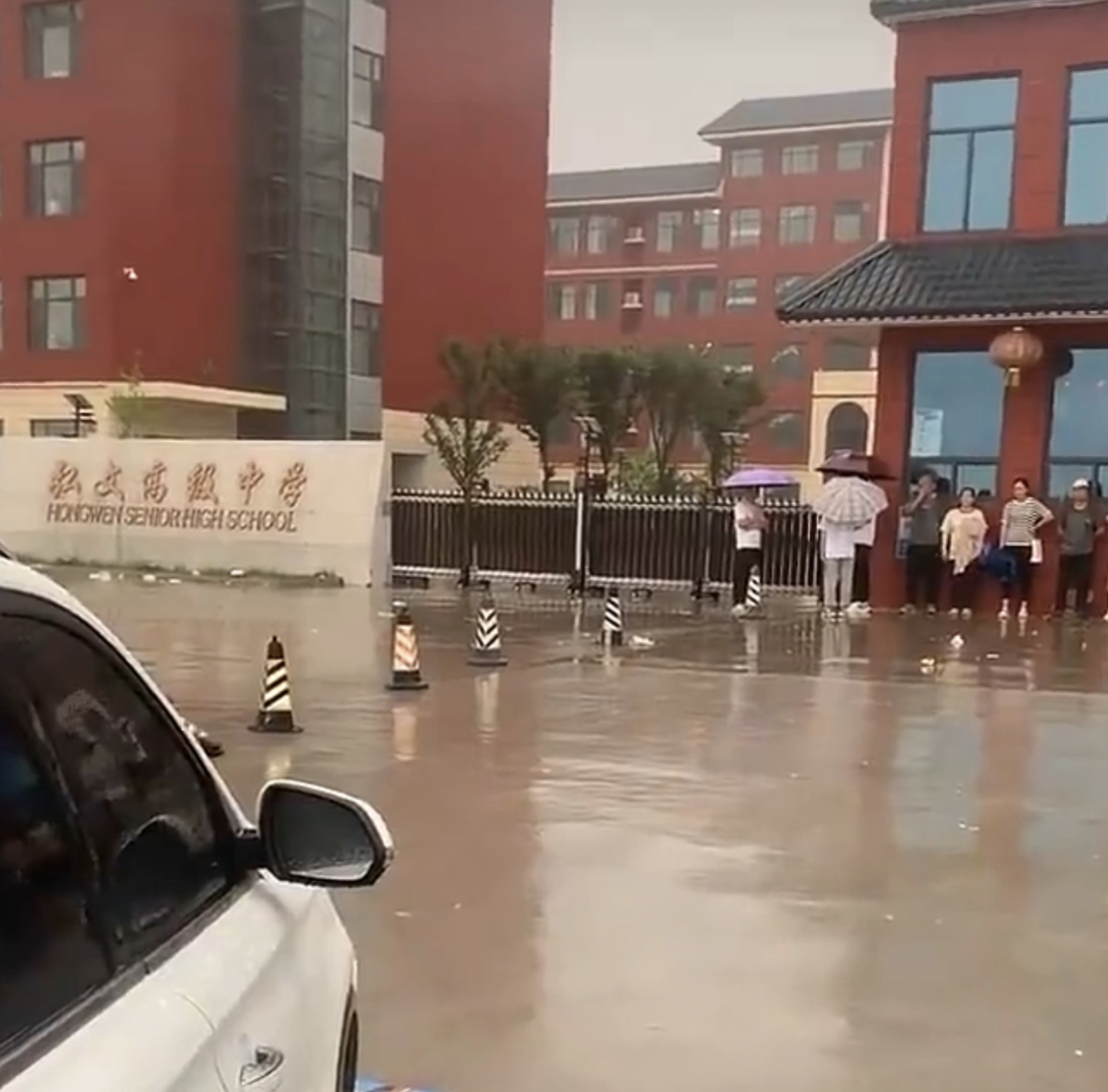 河北邯郸市弘文高级中学人家孩子考了630分,提前半年收取人家录取金1