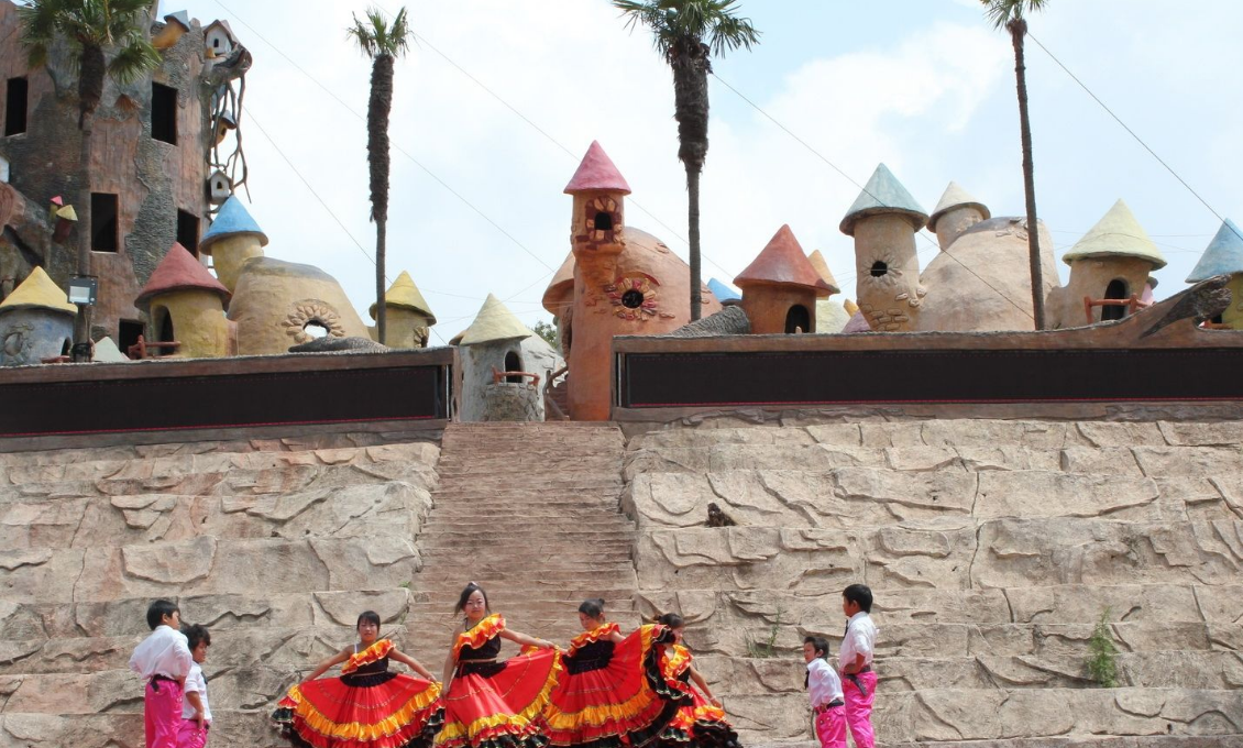 云南出现"矮人国",扮演各种卡通人物,像在童话里一样