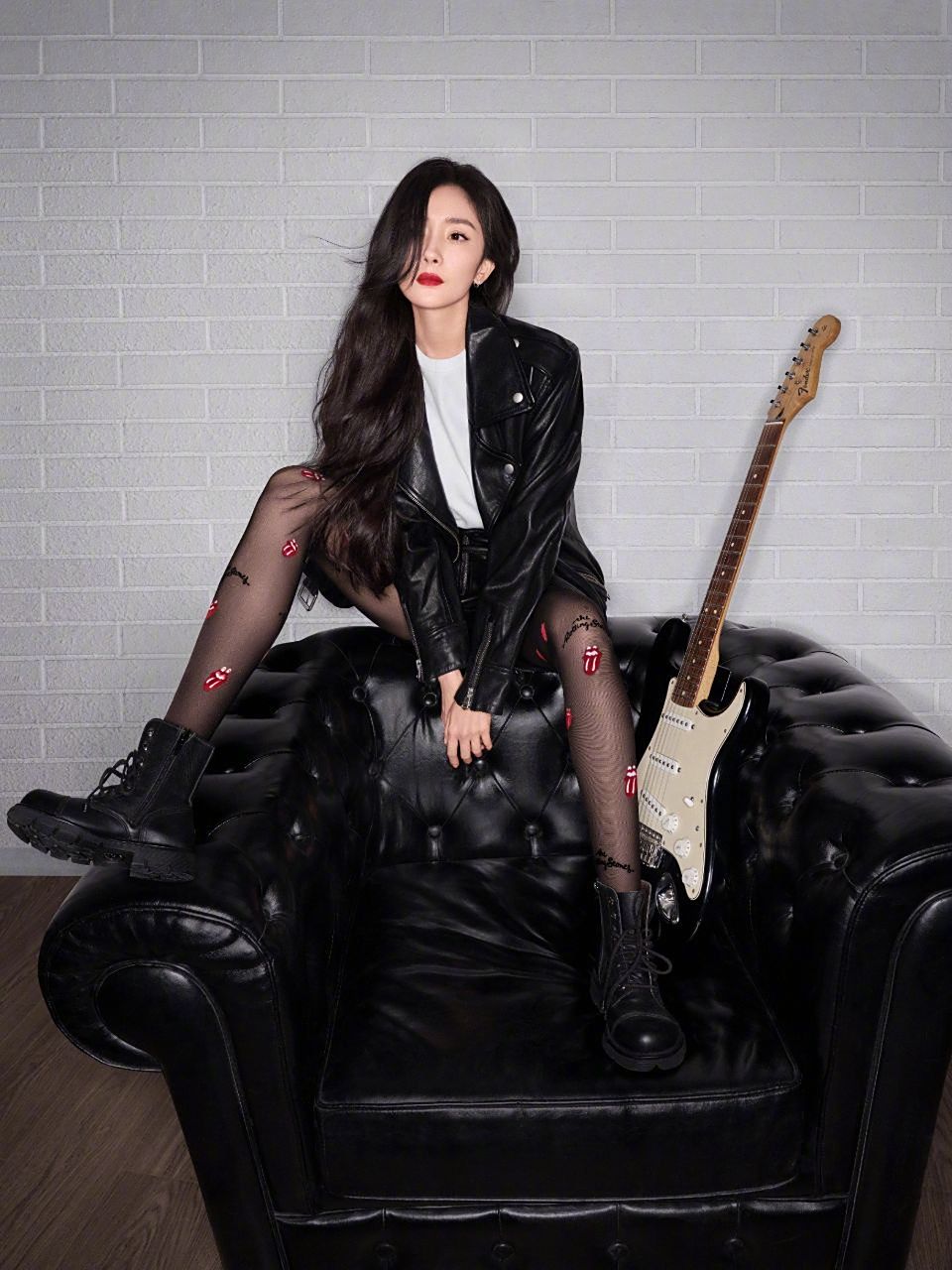 还是喜欢杨幂的腿,腿型好,这黑丝.#女明星# #娱圈新动向# #美女