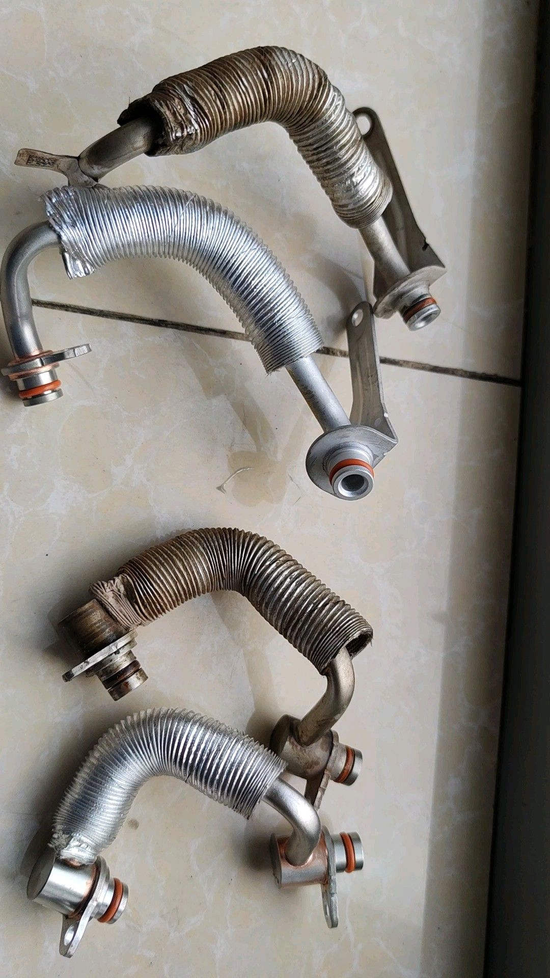 宝马n20涡轮增压水管漏水,材料不值钱,工时该怎么收呢?-度小视