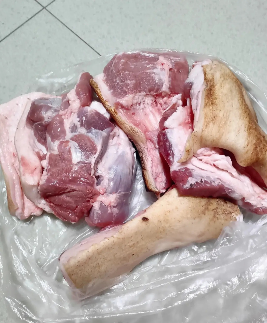 上当了,今天买到母猪肉了      花高价买回来的野猪肉,被邻居说成是母