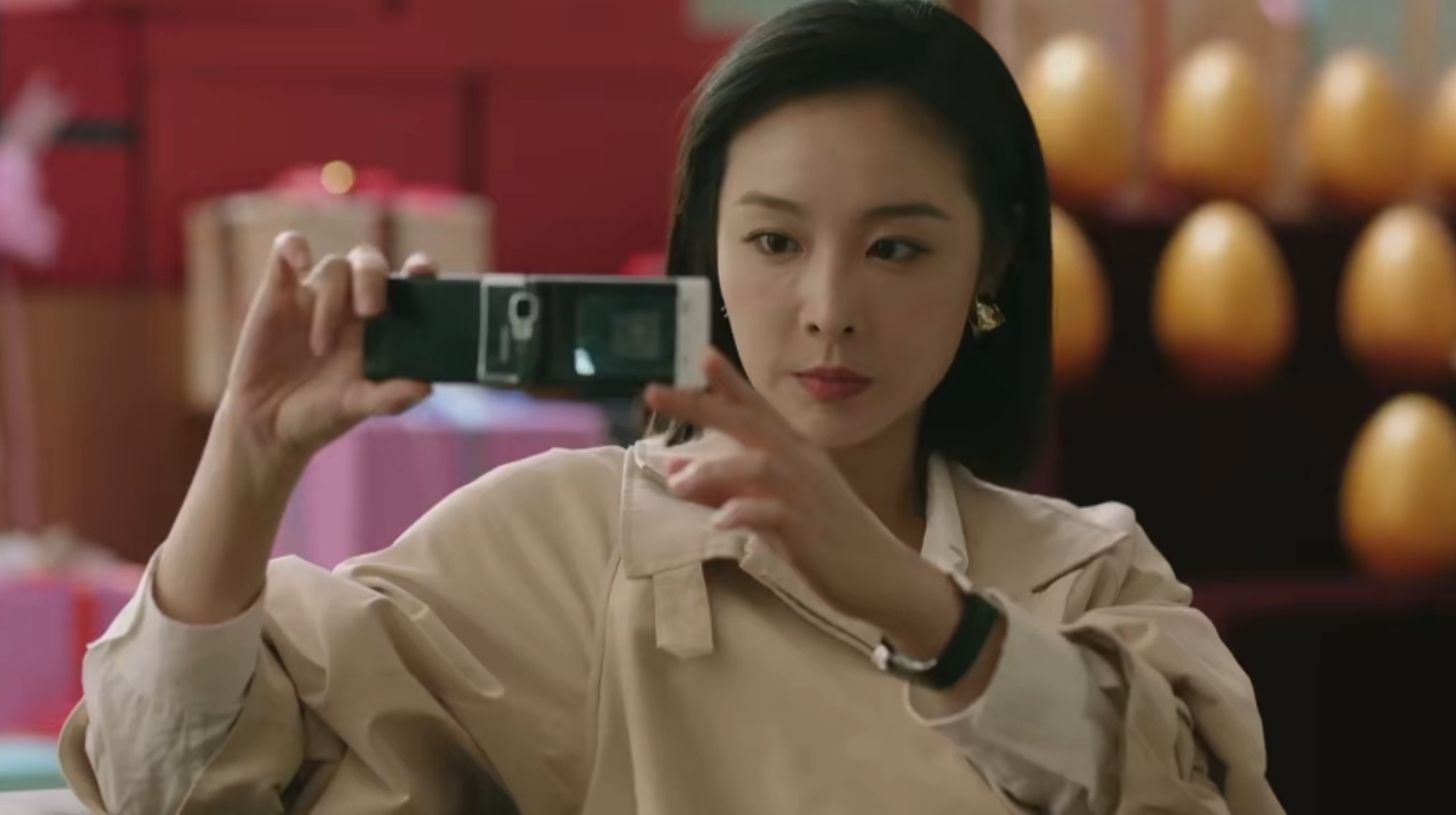 闹事还十分淡定地拿手机光明正大拍起来,顺便把这个"证据"发给了丈夫