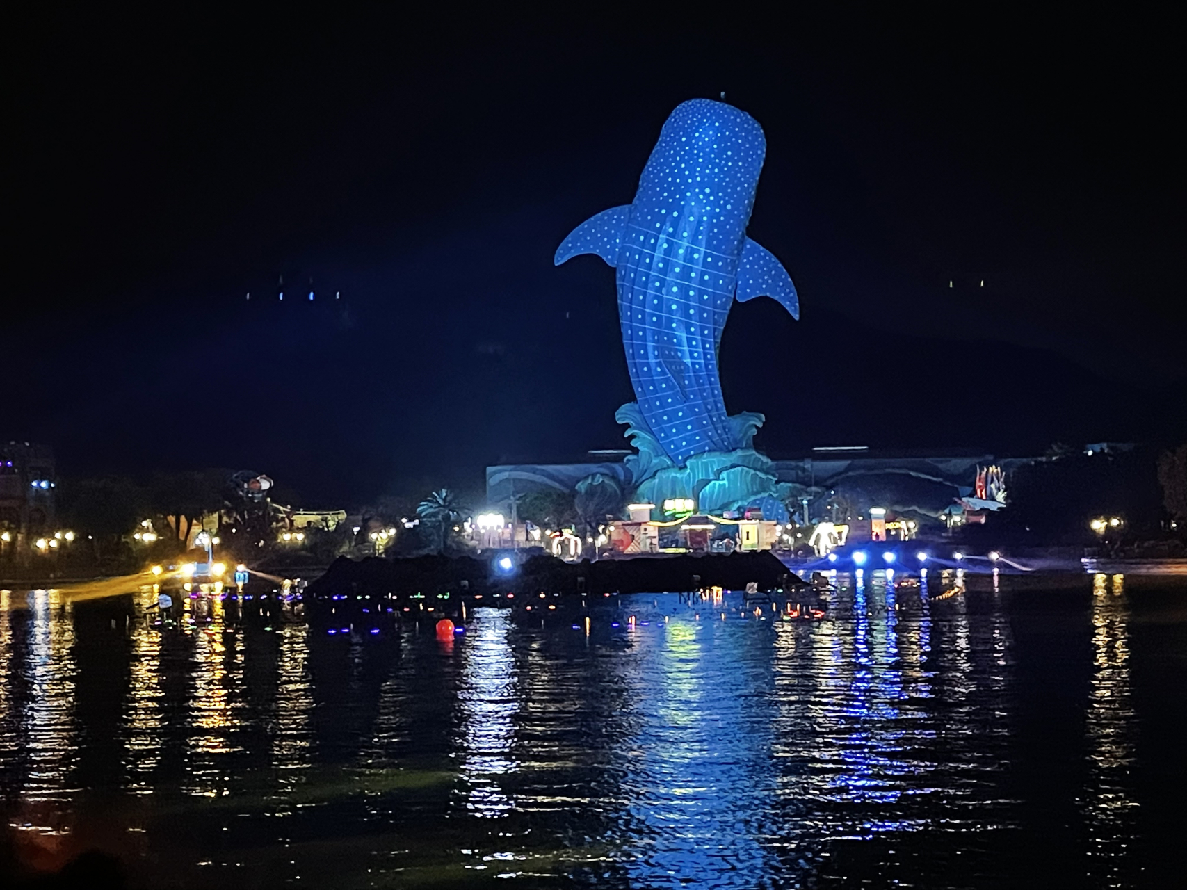 珠海长隆一定要看完烟花才离场,一场烟花就值得门票钱啦,各种剧场和