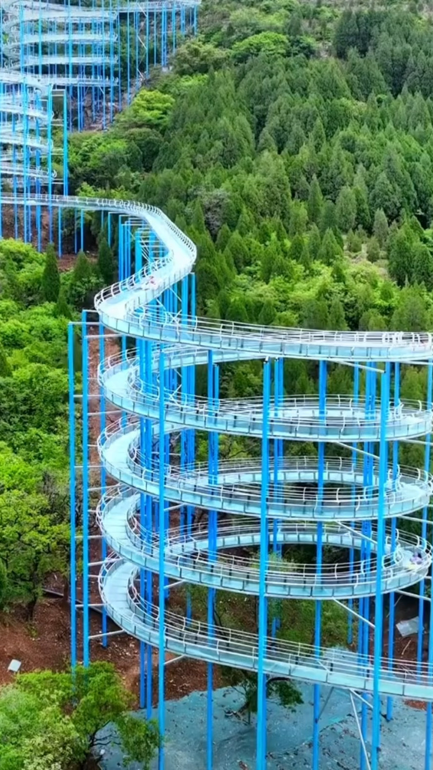 #玻璃水滑道厂家应该怎么选择-度小视