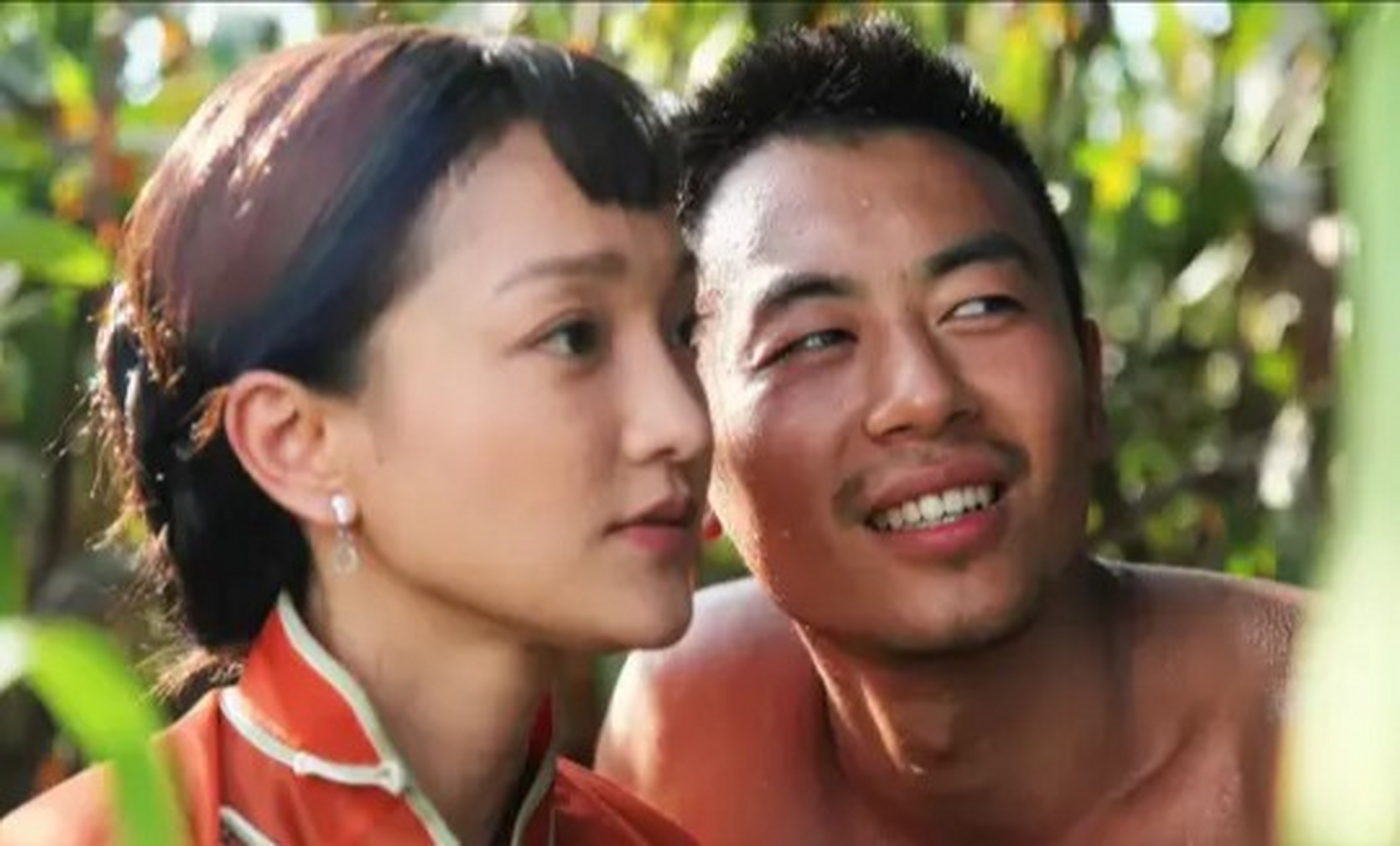 2013年,在拍摄《红高粱》时,朱亚文与周迅两人在高粱地里,忽然周迅