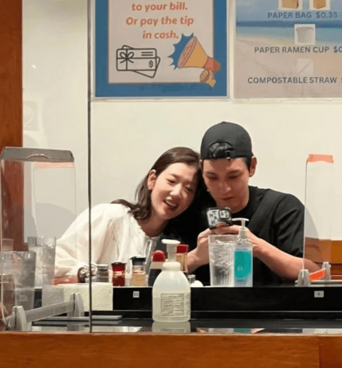 有网友在夏威夷偶遇朴信惠与老公崔泰俊度假游玩.