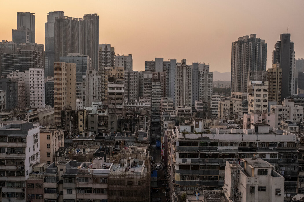 政府在周末封锁了佐敦区。“如果一个房间里的人被感染了,住在劏房里的人怎么可能让不被感染呢?”该区一名居民问道。