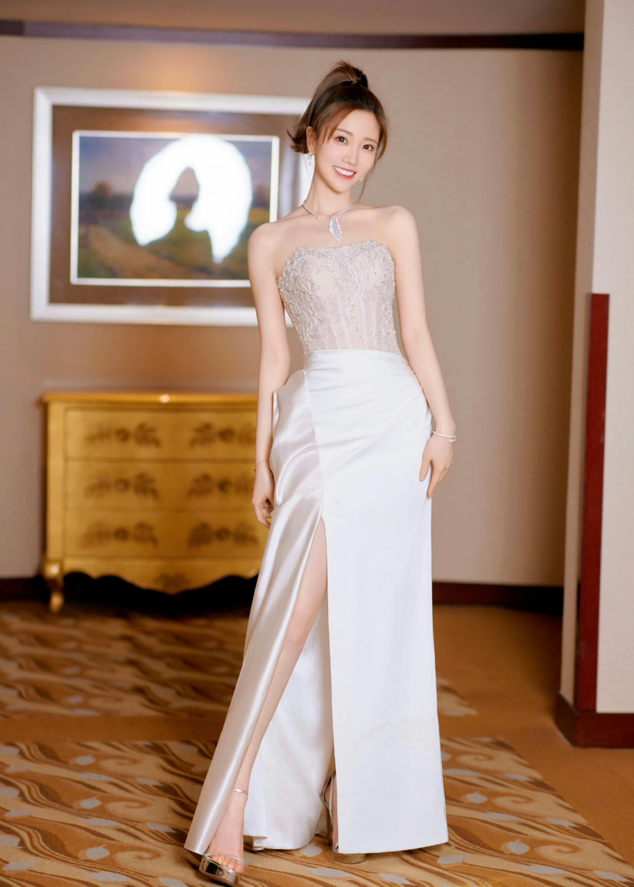 张纯烨  高开叉长裙  大长腿