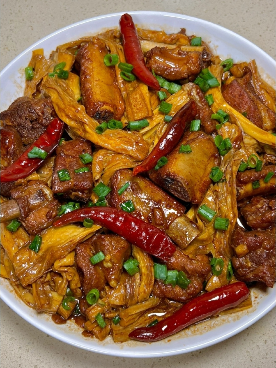 五一回老家,老妈特意做了我喜欢吃的腐竹烧排骨,我自己也做过几次,就