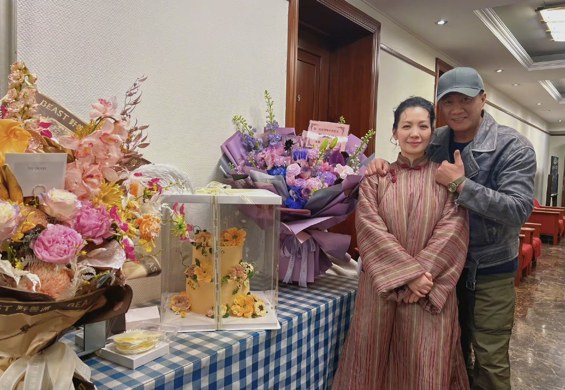 胡军老婆卢芳在人艺剧场演出,胡军送花前去支持,花束卡片中的称呼是