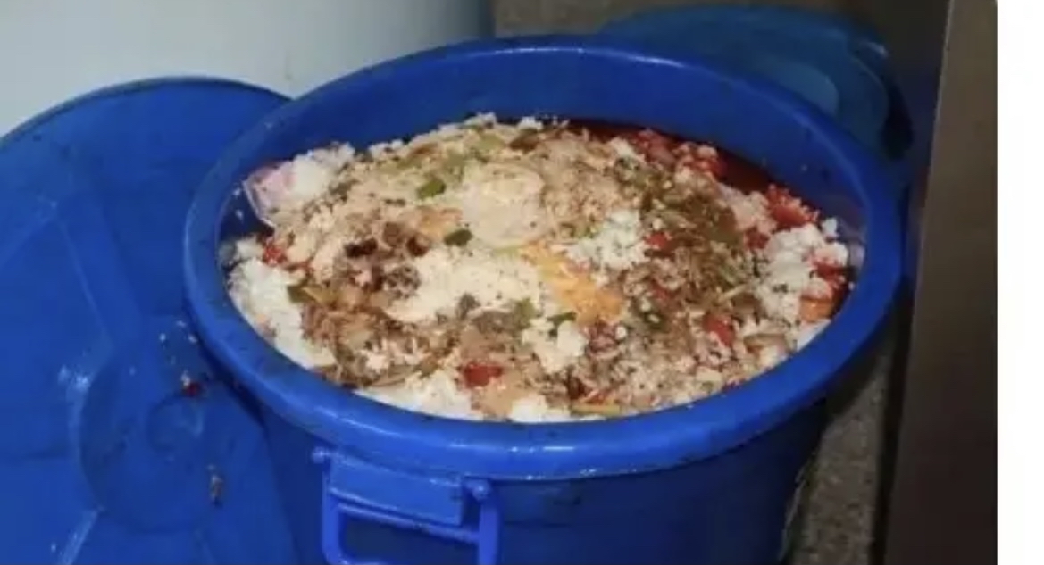 学生吃完饭必须把自己所剩饭菜倒生活垃圾桶,这个食堂负责500人的用餐