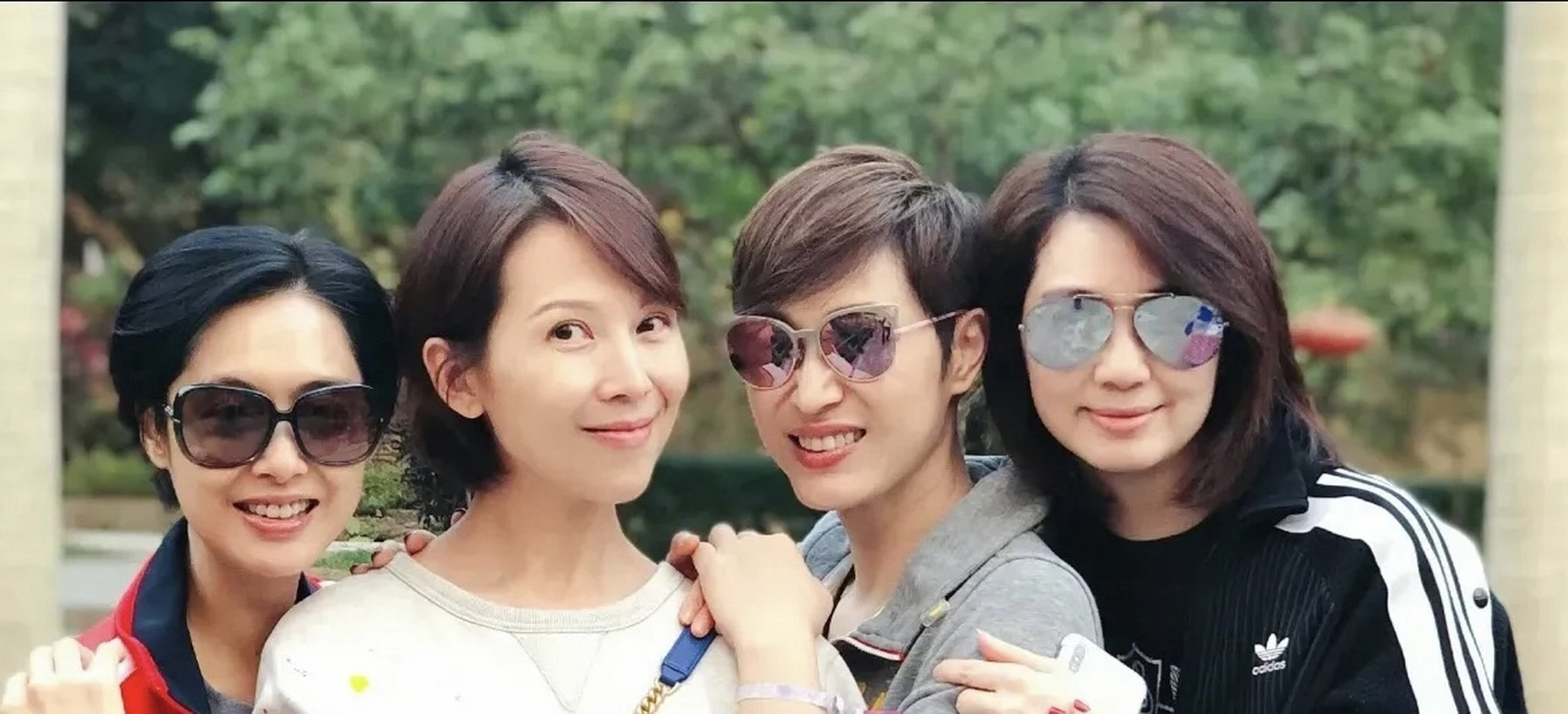 合照里的朱茵不是最高,但是绝对是最漂亮的.