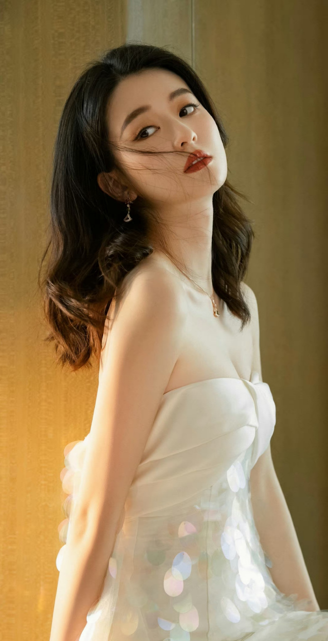 乔欣# 一袭白色抹胸裙,雪肤玉貌的容颜,白皙水嫩的肩颈线,丰满傲鹊哪