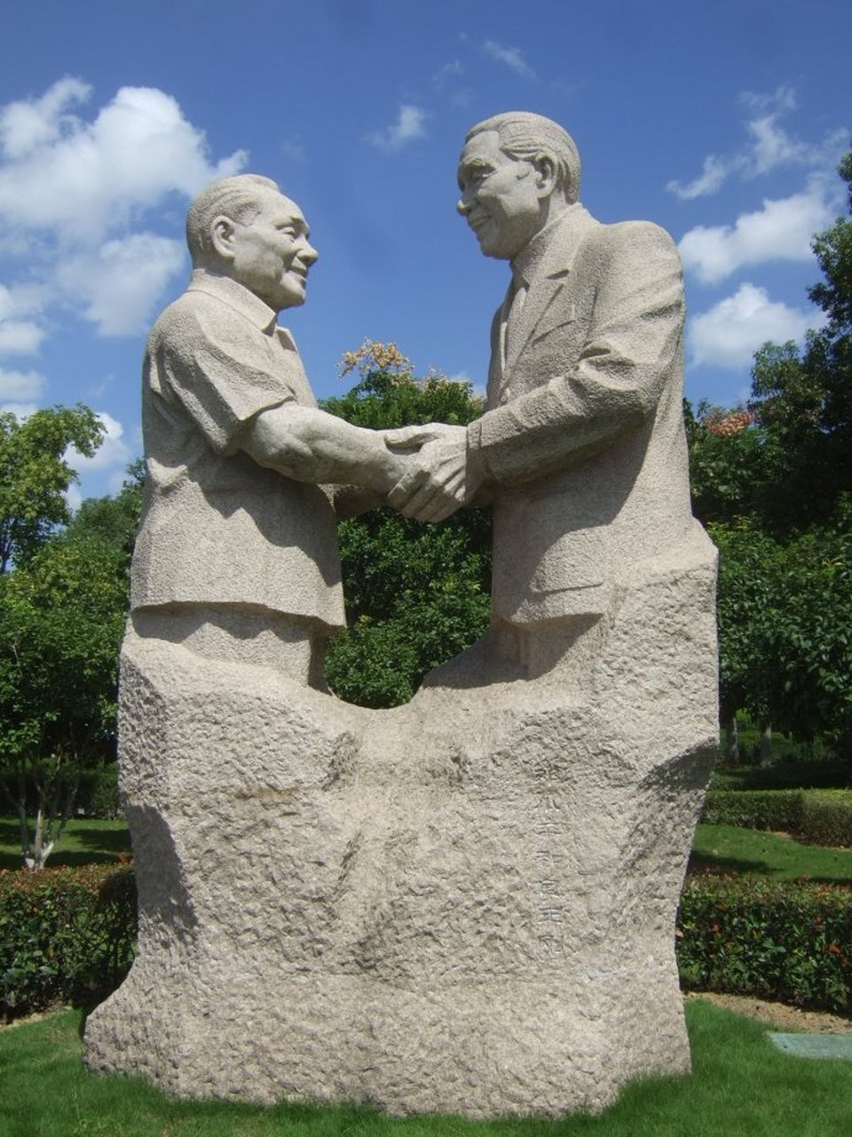 改革之初,资本家给钱都不要   1978年秋,包玉刚在时任国家旅游局局长