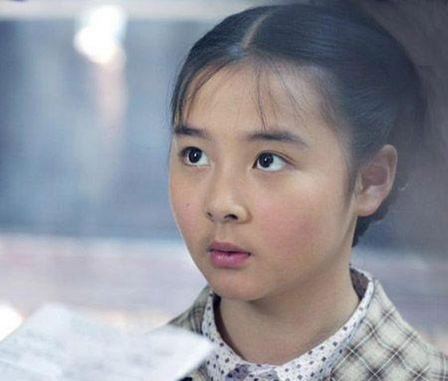 《女人不哭》小演员长大后和现在差距不大,长着一张"娃娃脸"看起来像