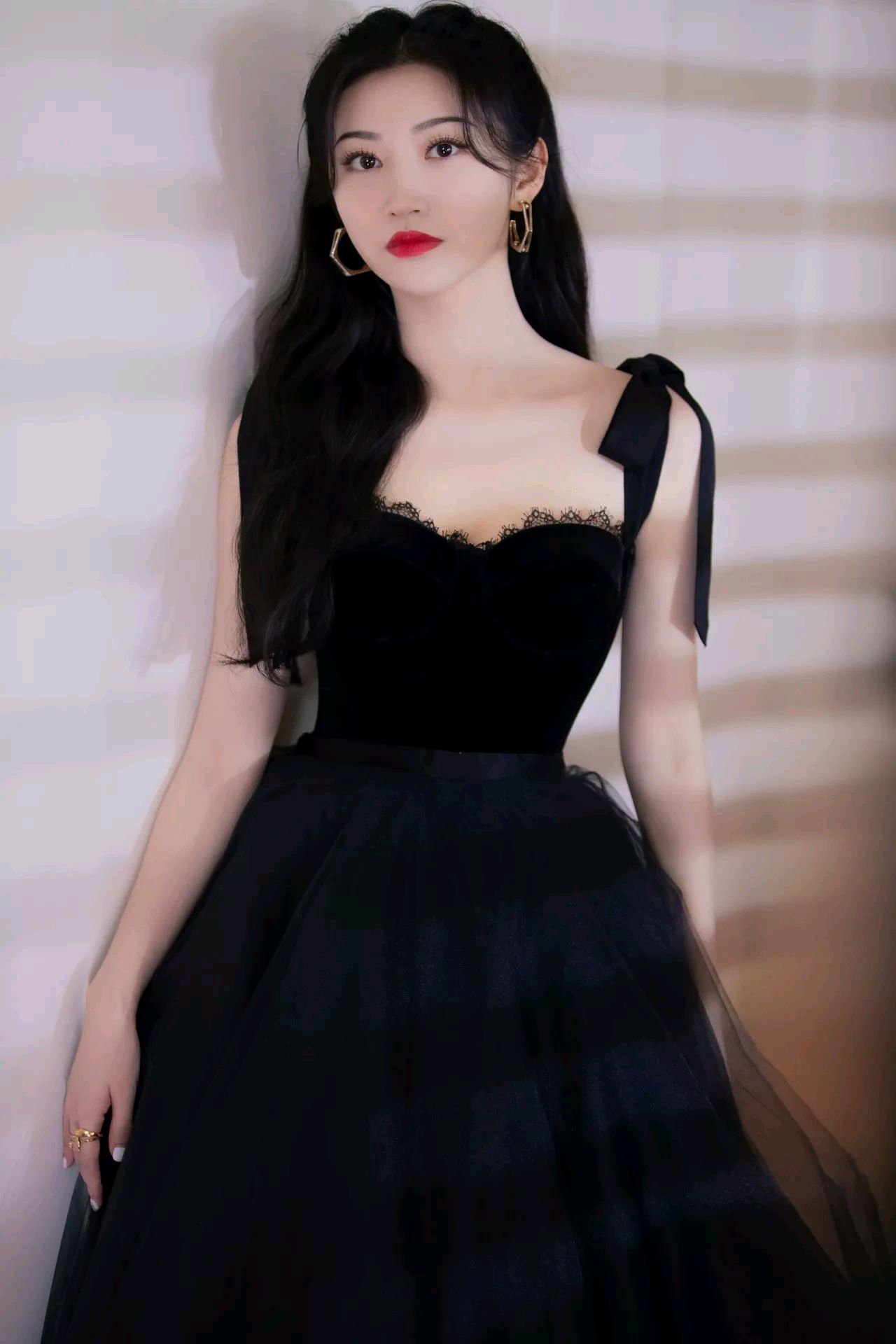 景甜,一袭黑色纱裙,甜美撩人