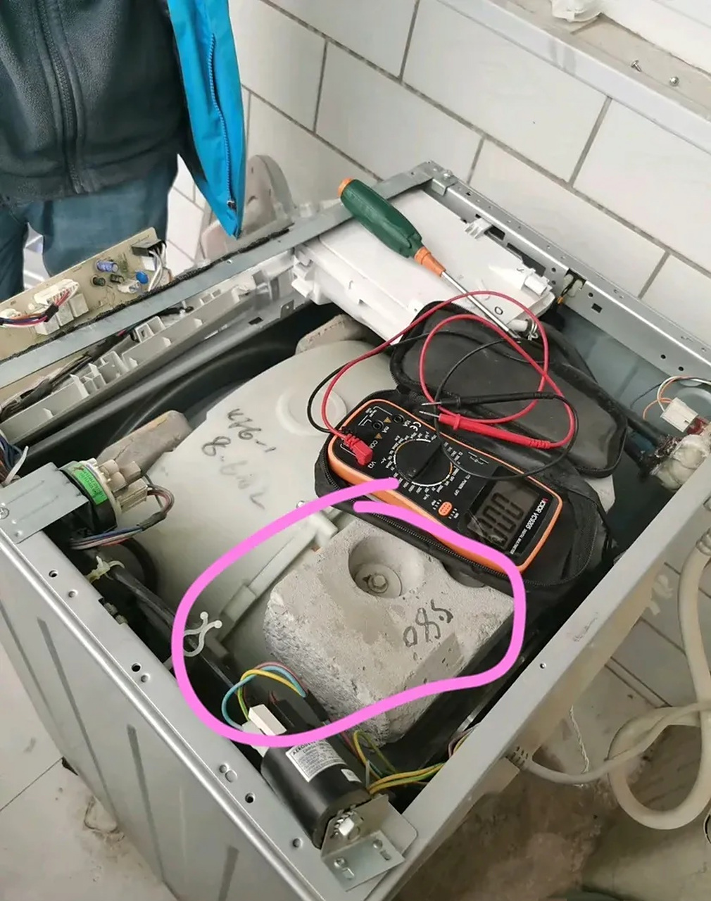 我不会是最后一个知道的吧!滚筒洗衣机底部居然是这个