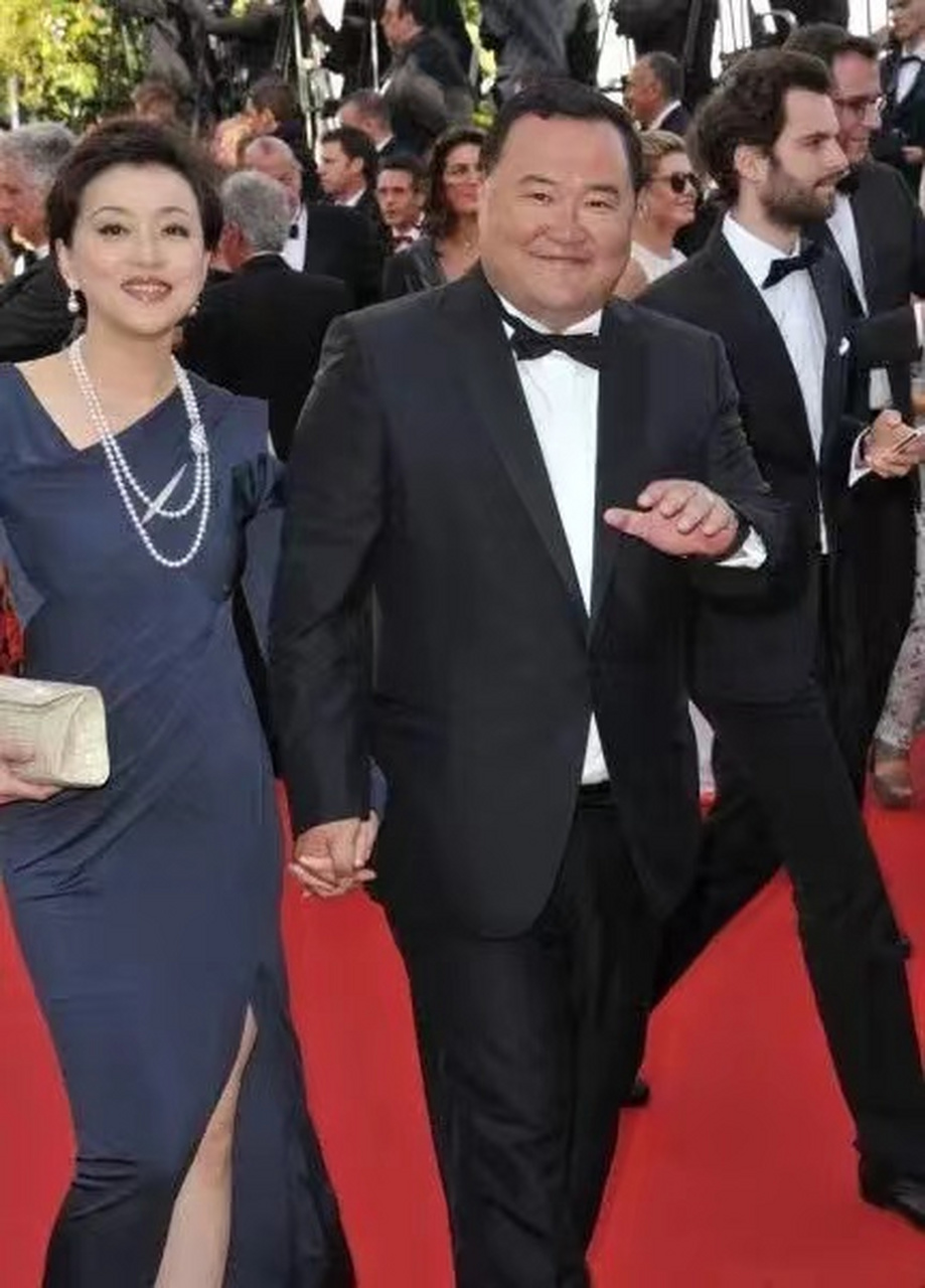1994年,杨澜执意跟银行上班老公张一兵离婚,转身就嫁给了身价上亿