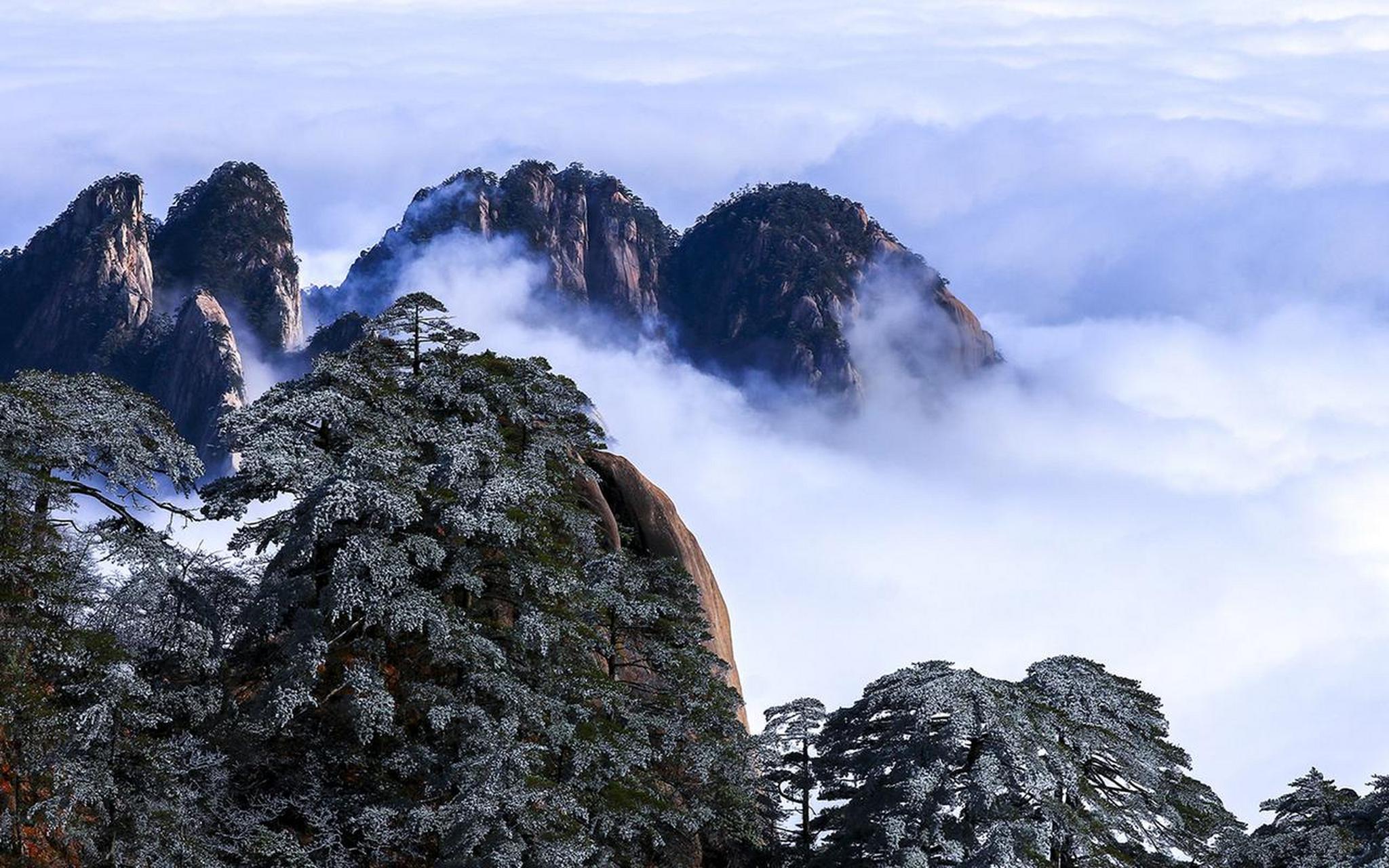 中国黄山,位于安徽省黄山市,是中国最著名的山脉之一,也是世界自然