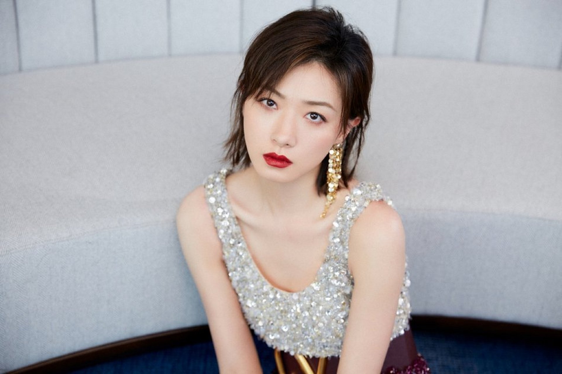 万茜穿闪钻背心搭酒红羽毛裙,精致美艳又潇洒 67