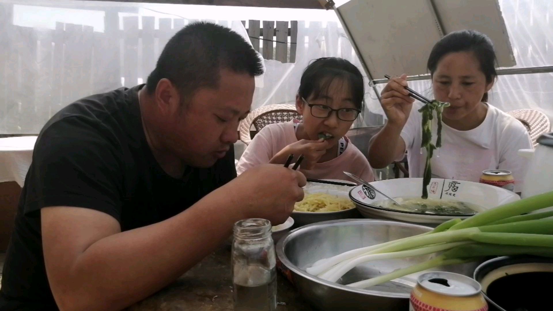 白菜豆腐汤,炖土豆丝,大葱蘸酱是主菜,吃的更香,农村慢生活