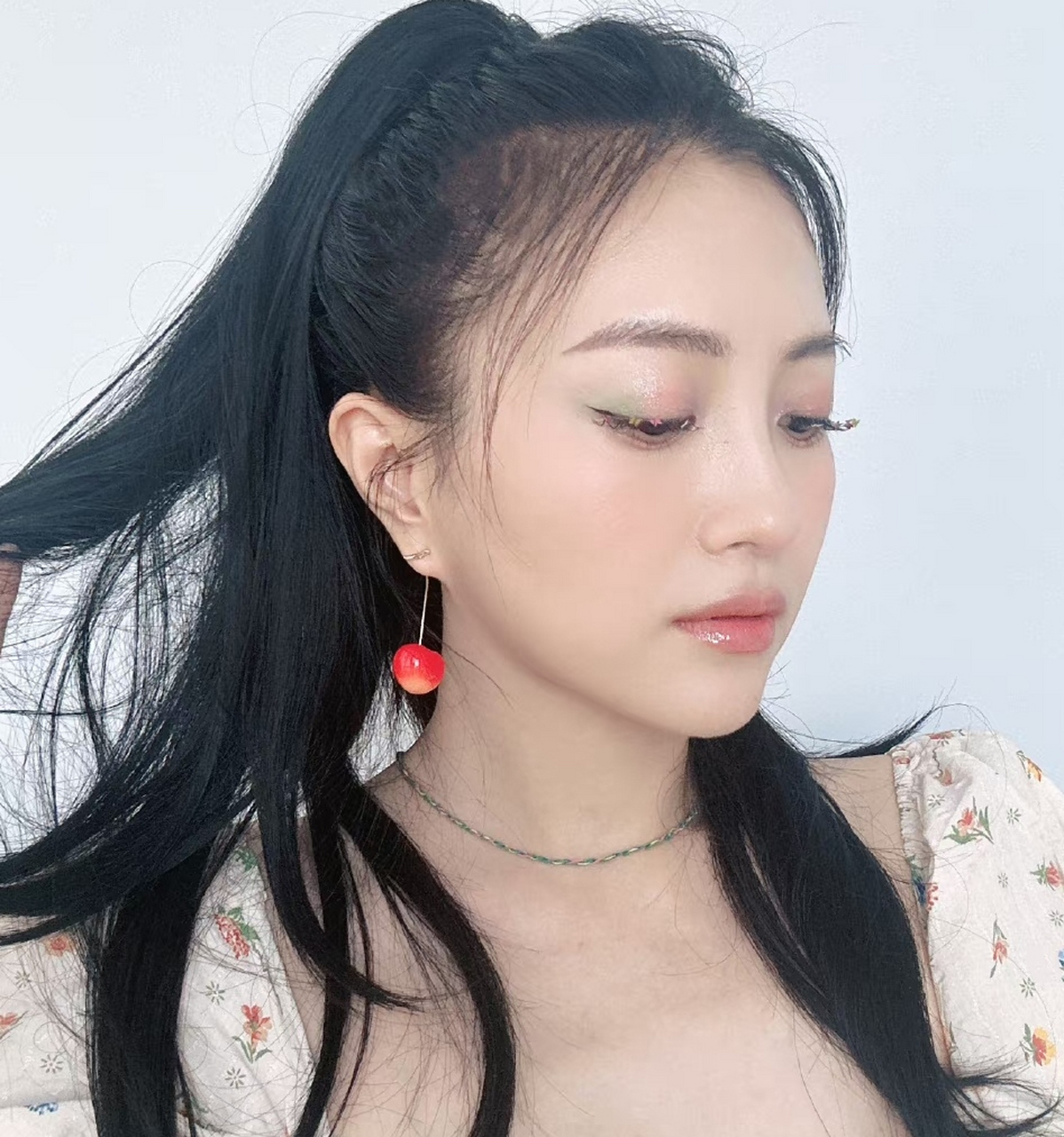 包贝尔老婆有一颗想当女爱豆的心,包文婧晒出自己化的彩虹妆容,睫毛