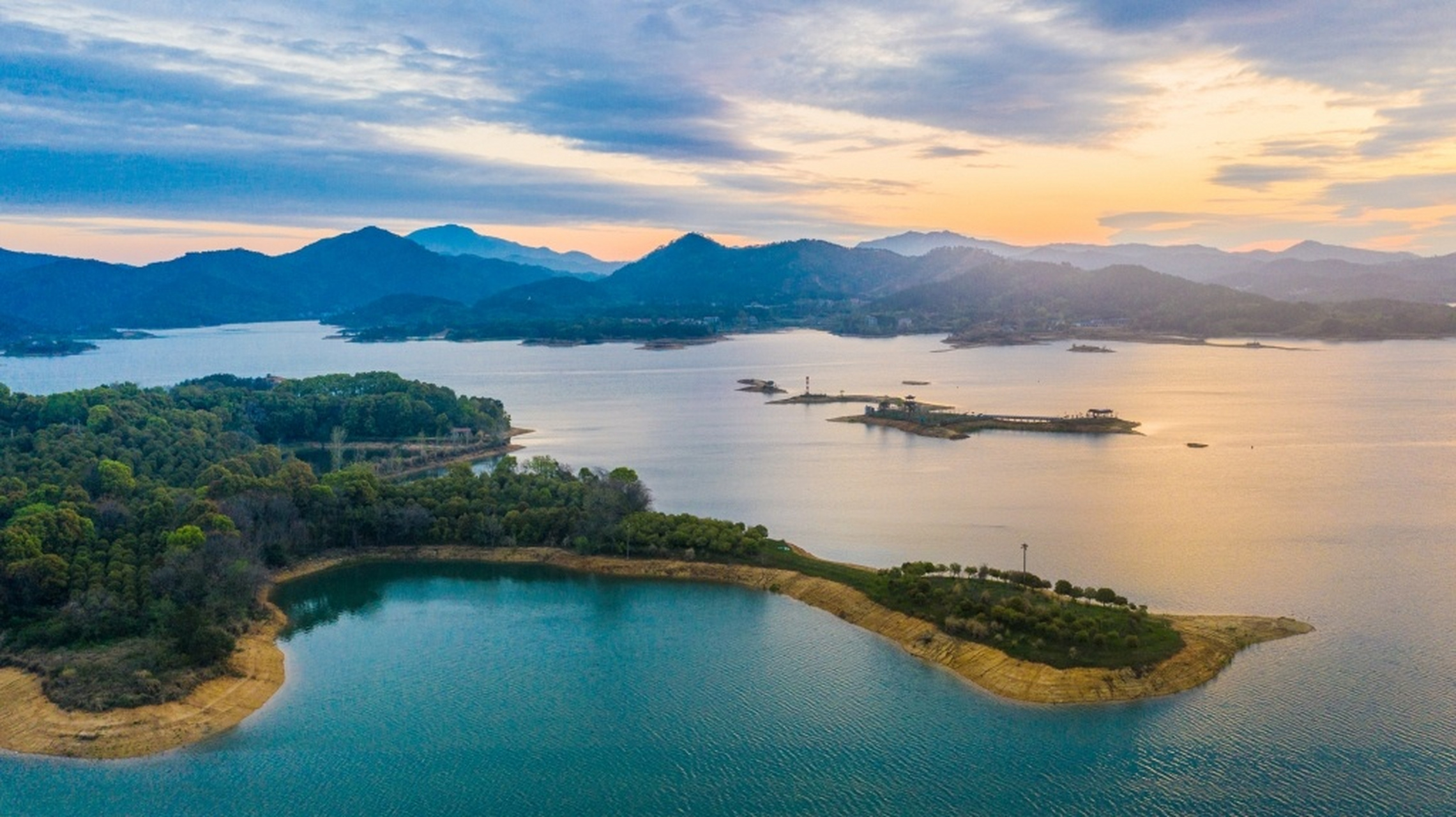 湖北黄冈,牛车河水库上空朝霞灿烂,映在平静的水面上,水天一色,蔚为