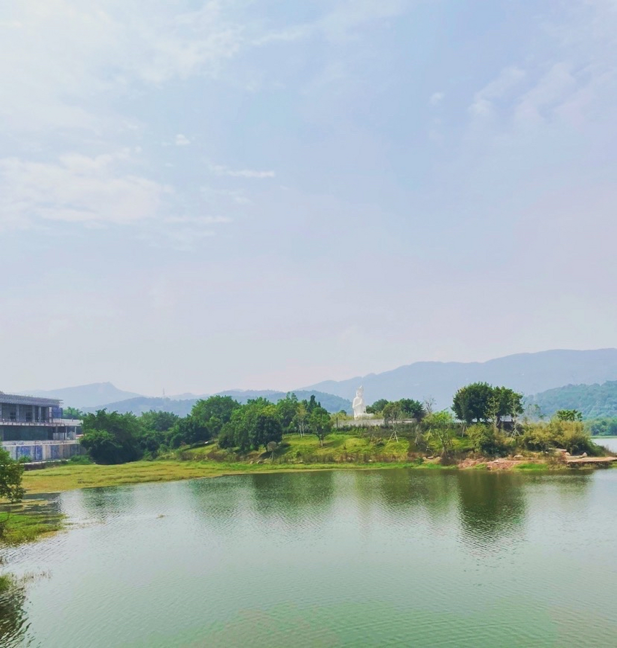 重庆莲花湖风景区是一个令人陶醉的自然风光景区,它以莲花湖为中心