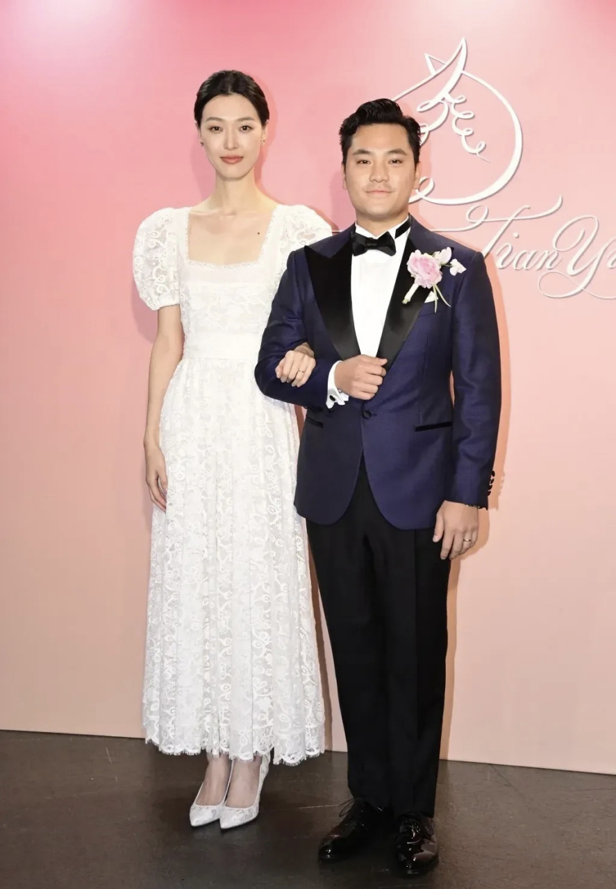 影后张艾嘉与香港富商王靖雄32岁独子王令尘(oscar),今日在尖沙嘴一家