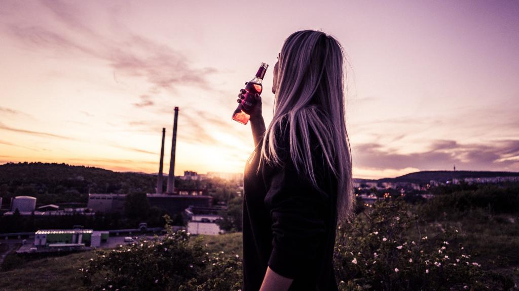 女子醉酒吐车不付20元清理费,司机:"现在的年轻人不要脸了!