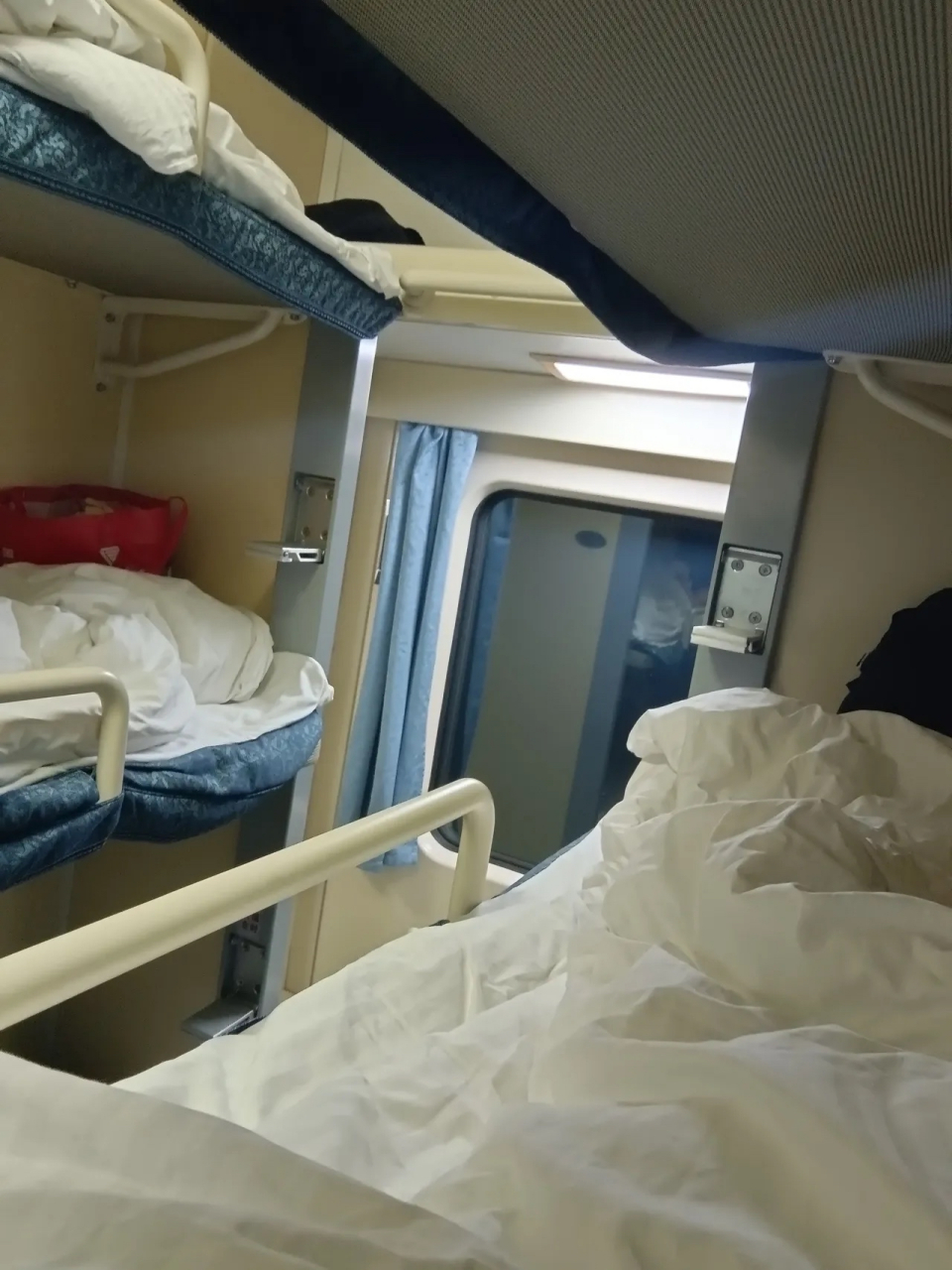 第一次坐火车卧铺,真是颠覆我的想象,从广东到杭州,买硬座是180,硬卧