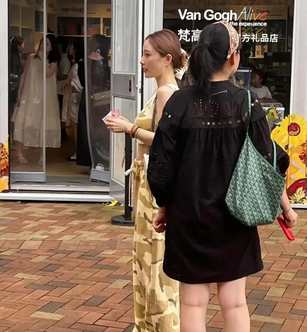 璐璐姐,不怪那么多人喜欢她,路人镜头下都那么漂亮!