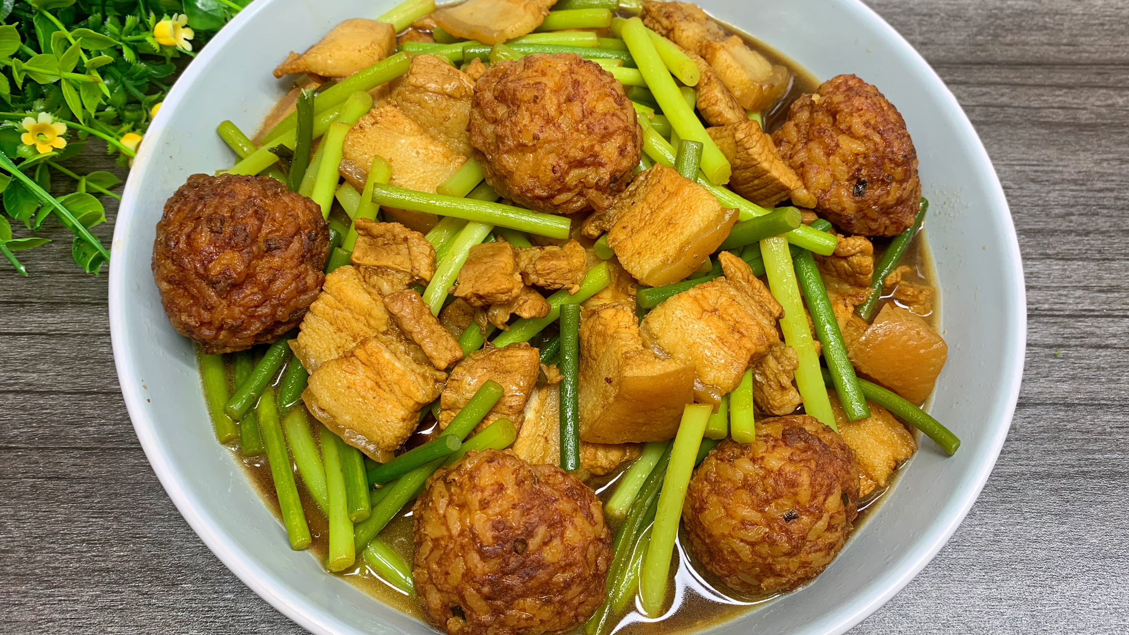 苏北盐城农家菜,蒜苗烧肉,再搭配几个肉圆,鲜香味美,下酒下饭