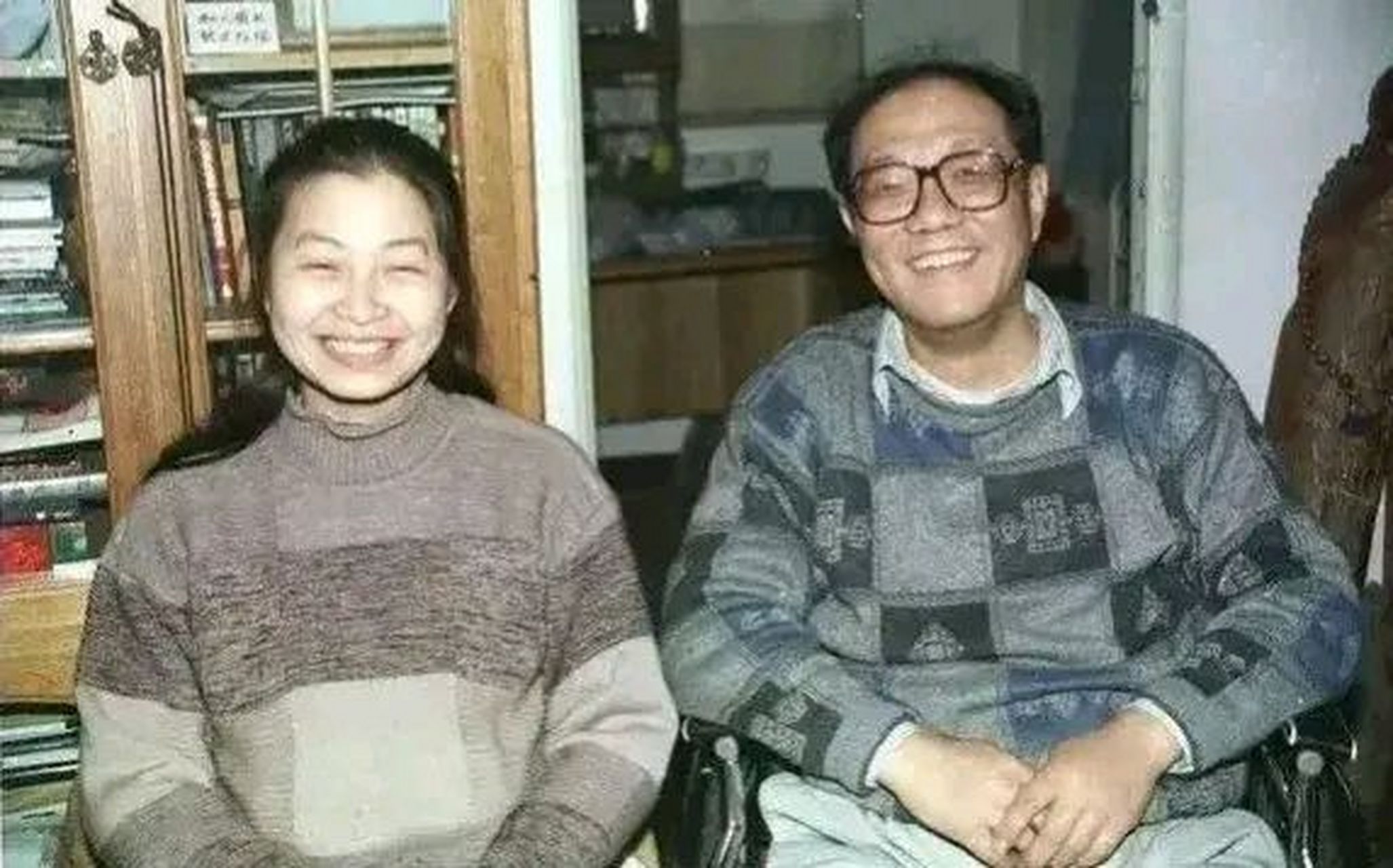 2010年,作家史铁生患病,医生问他的妻子:"还救吗?