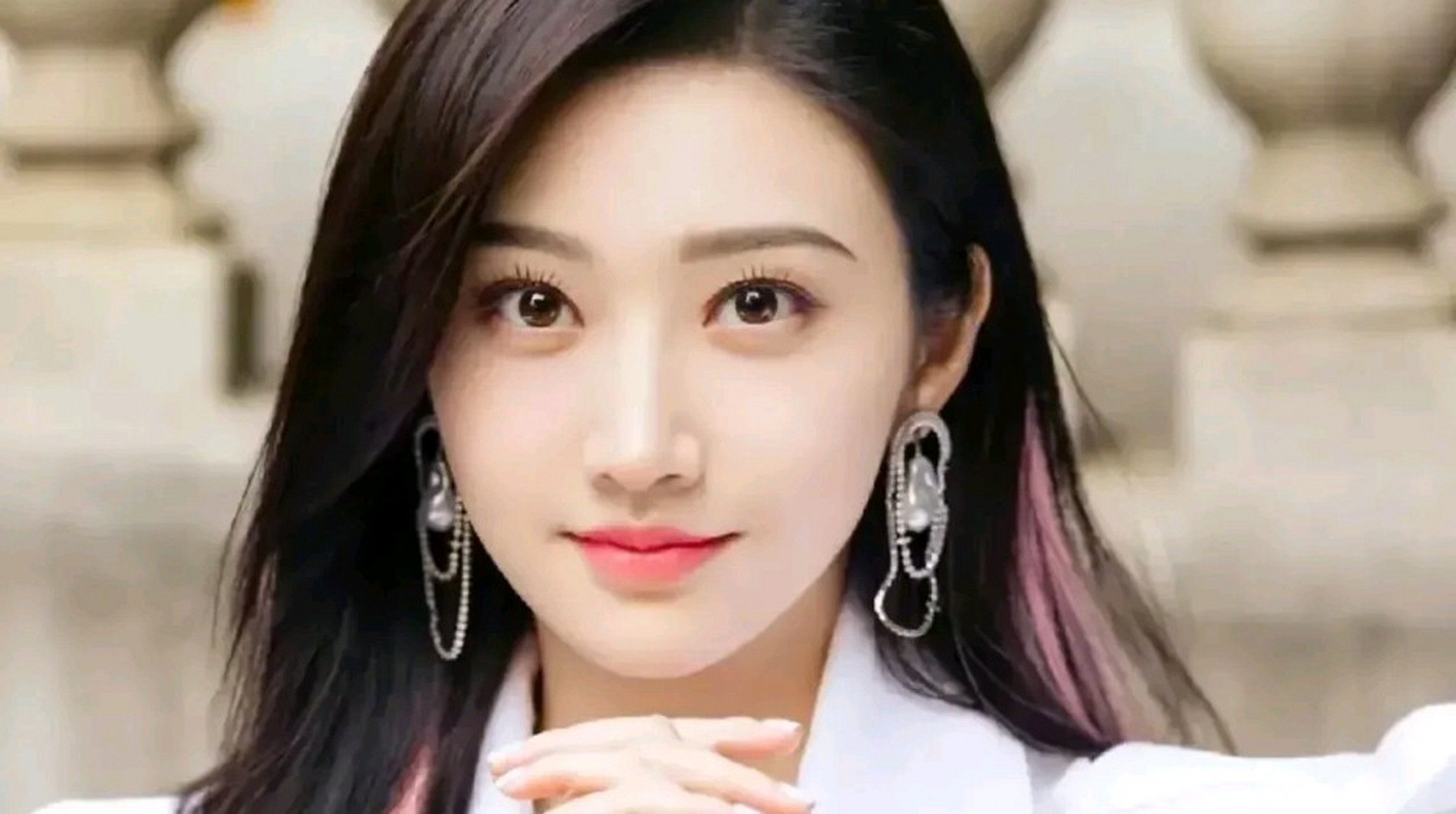 景甜眼睛清亮,应该是一个比较正派的人,也很漂亮,不算轻躁之人,很多