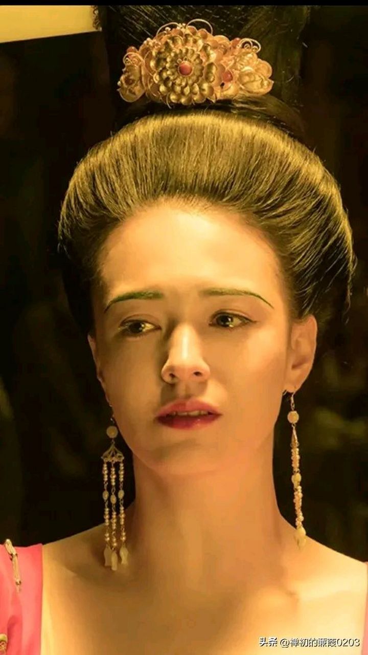 《妖猫传》里这段真的无法理解,杨玉环是挂在哪里荡秋千的呢?