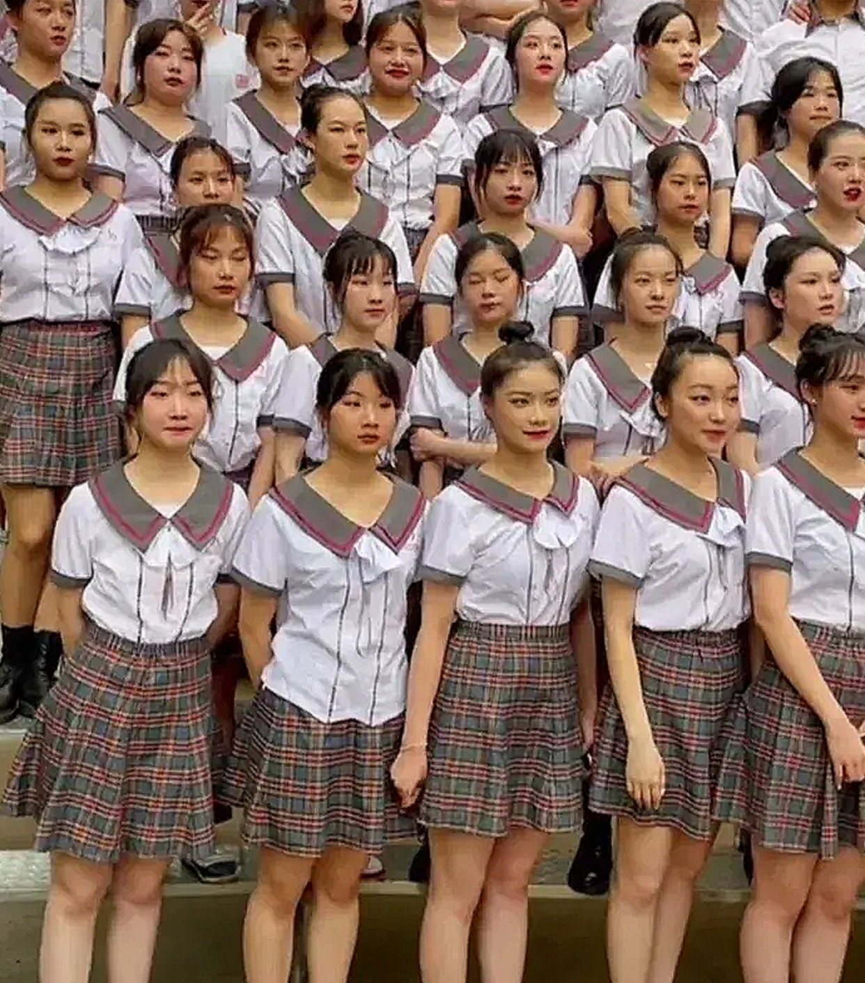 四川成都:某艺术院校毕业生合照,看起来女孩个个漂亮