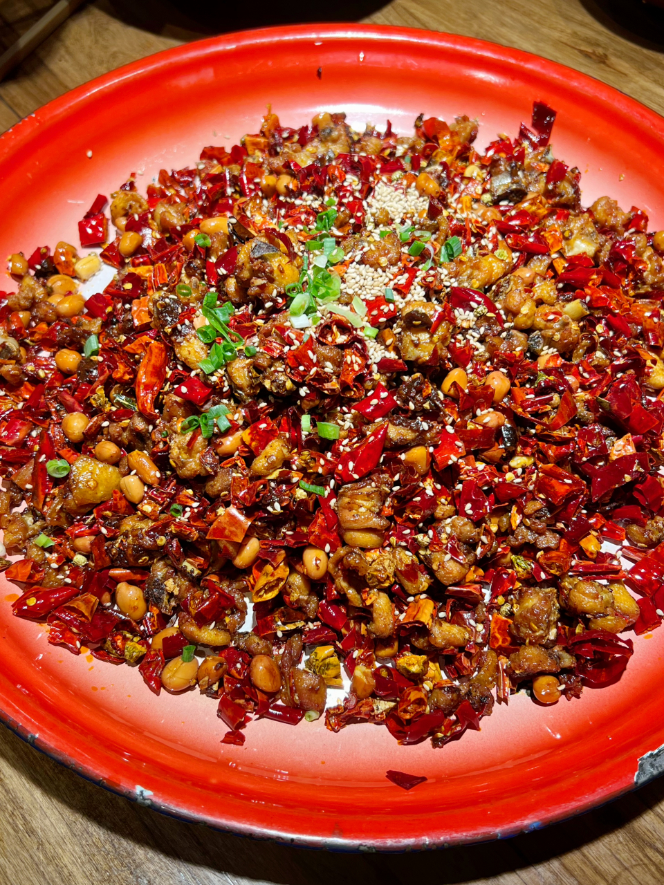 很有特色的一家小酒馆,他家菜品是以川菜为主的,人均消费也只需要几十