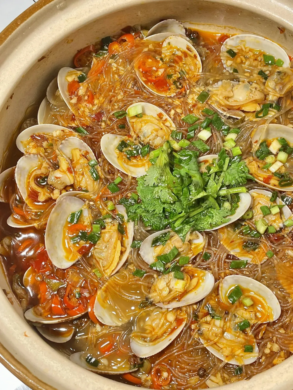 花甲粉丝煲    食 材   主料:花甲,粉丝,小米椒,葱蒜,香菜  酱料:豆瓣