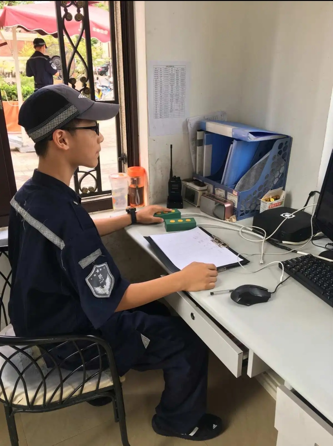 最近看到有位网友说自己毕业的工资还不如当保安的