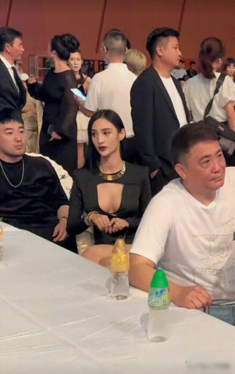 张纪中扭头成就吴春怡新角.要我说呀,那大长腿是真好看