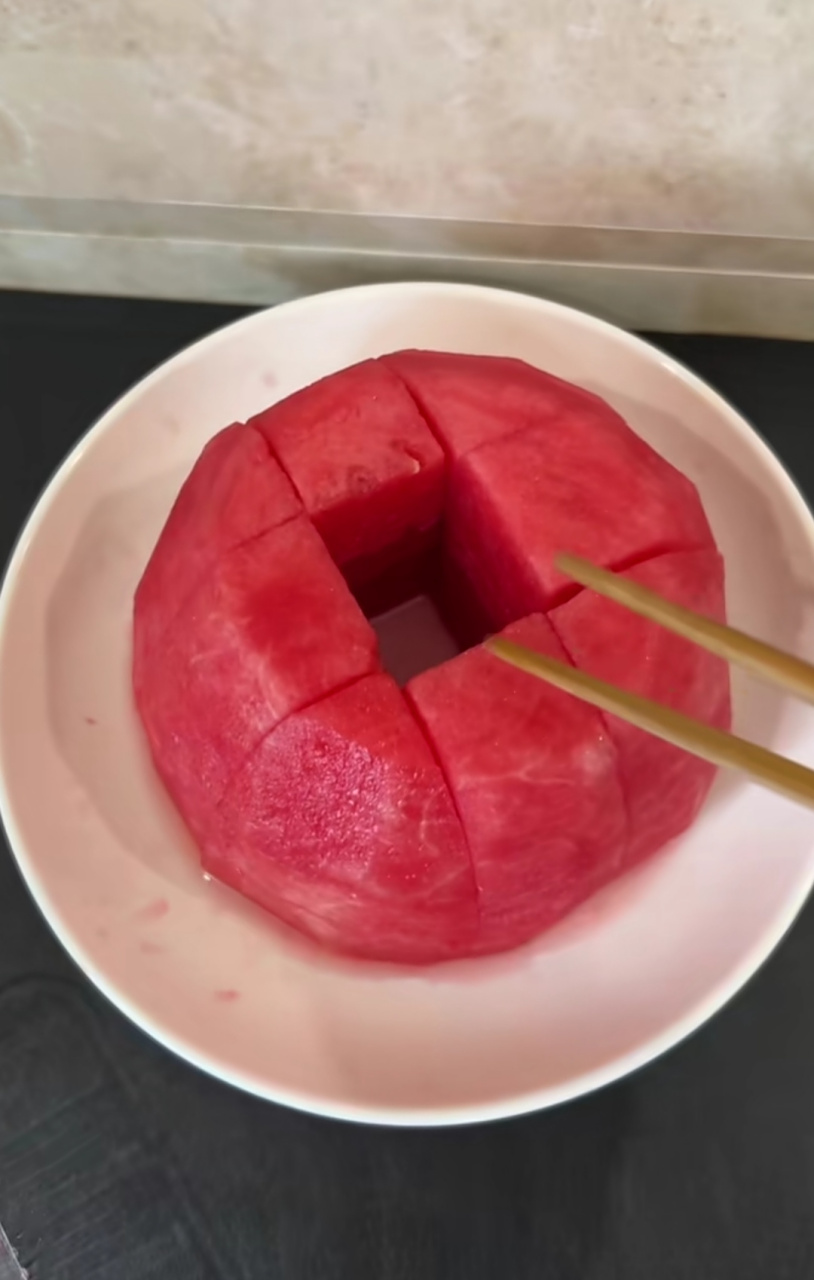 以后再也不买外卖西瓜果切了,贵也就算,居然把最甜的西瓜心给扣下了